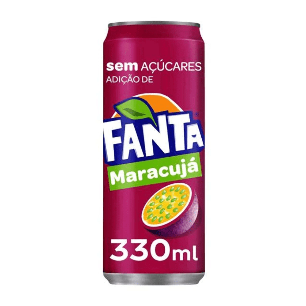 Une longue canette bordeaux sur fond blanc avec le logo Fanta et à droite un demi fruit de la passion