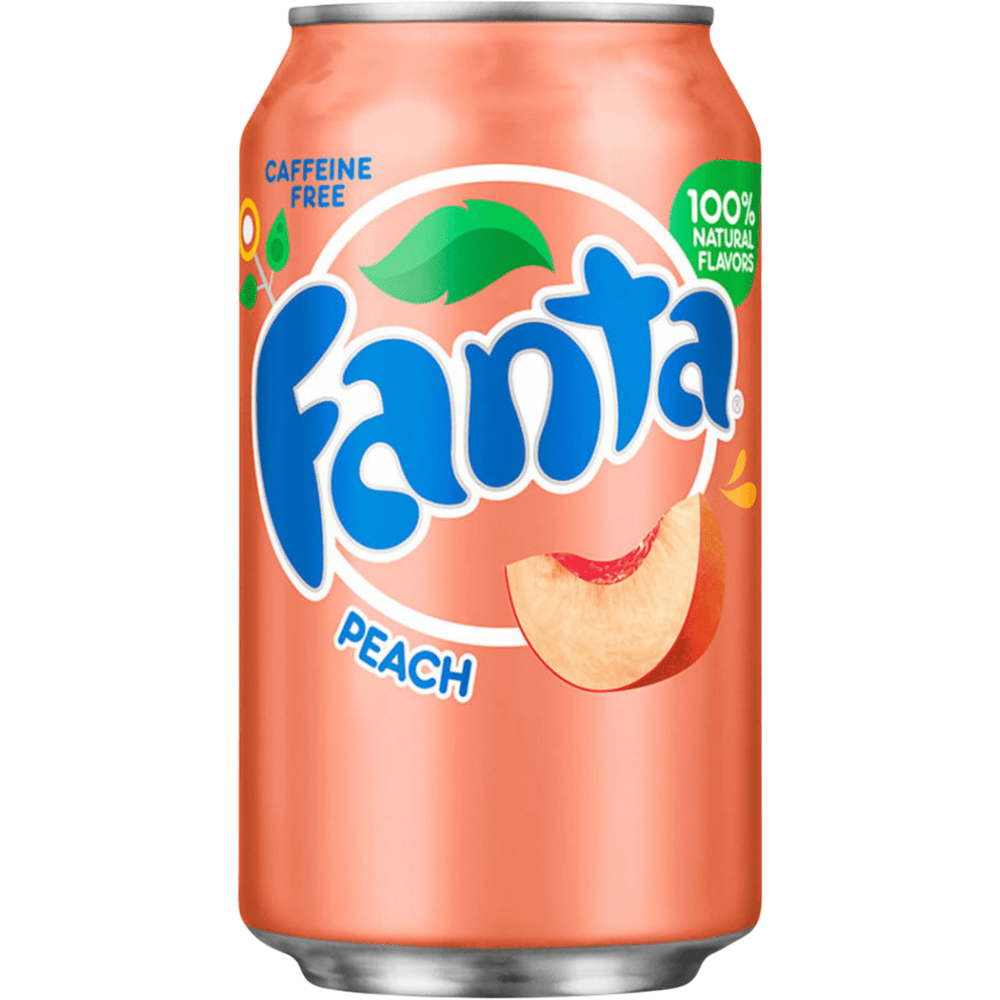 Une canette orange pâle sur fond blanc avec le logo Fanta et à droite un morceau de pêche