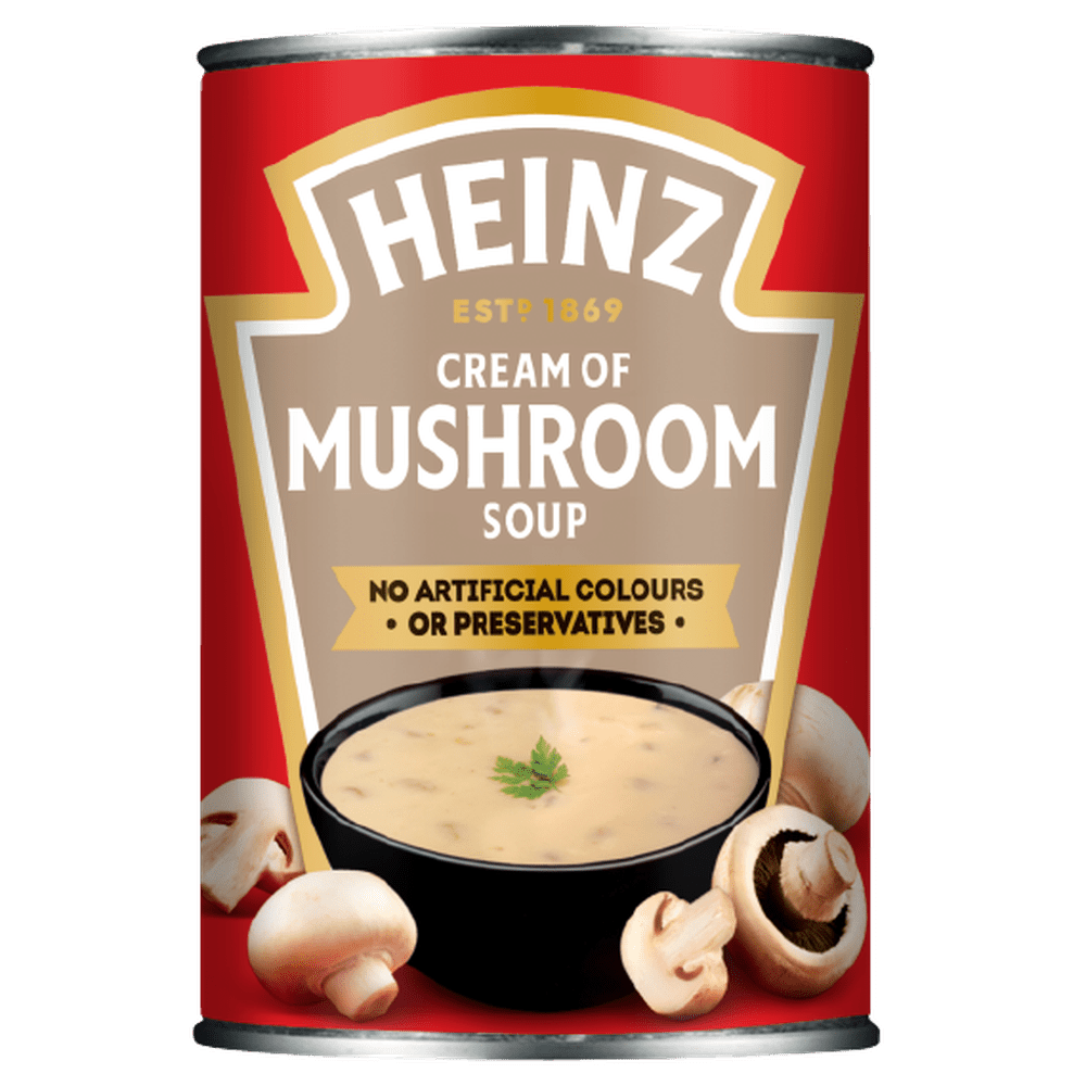 Une boite de conserve rouge sur fond blanc avec un bol de soupe couleur crème