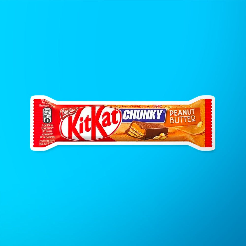 Un emballage rouge à gauche et beige à droite, au centre il y a un biscuit en bâtonnet marron avec à l’intérieur une pâte orange et sur le coté il y a 3 arachides. Le tout sur fond bleu