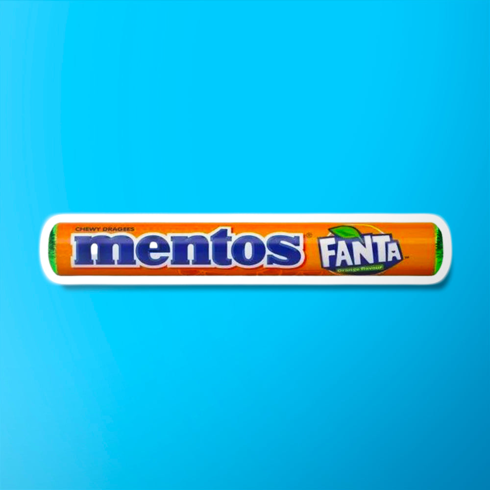 Un emballage long orange aux extrémités vertes et il est écrit « mentos » en bleu à gauche et il y a le logo Fanta à droite, le tout sur fond bleu