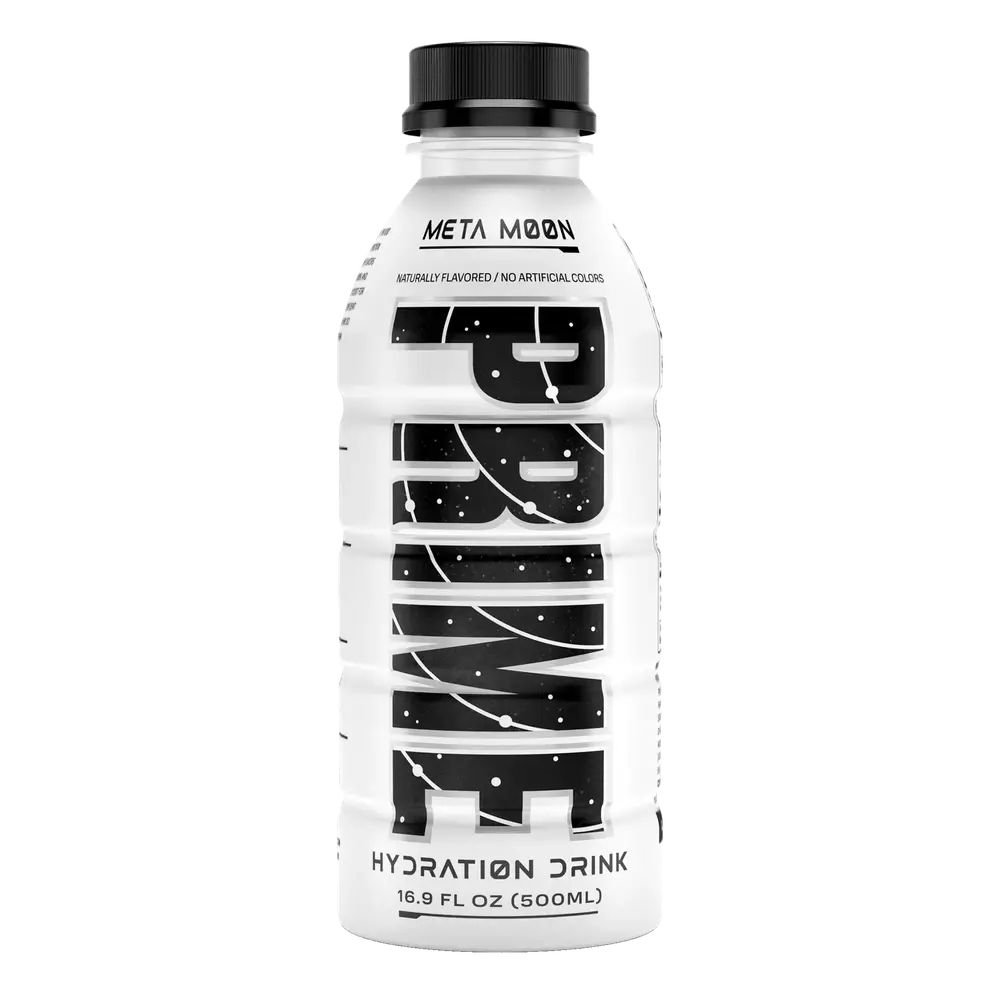 Une bouteille blanche avec un capuchon noir, au centre il est écrit verticalement « Prime » en noir. Le tout sur fond blanc