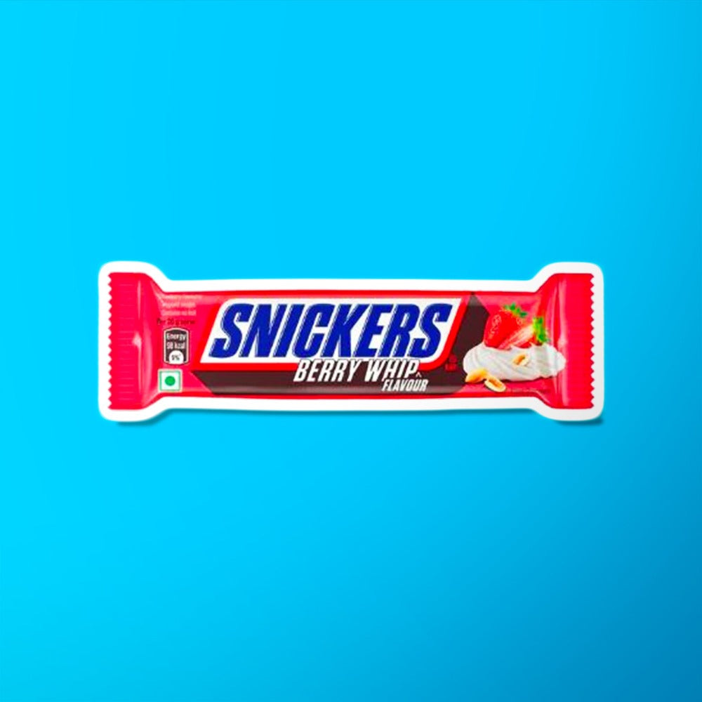 Un emballage rouge sur fond bleu avec au centre écrit « Snickers » en bleu et sur le côté droit il y a 2 fraises sur de la crème chantilly