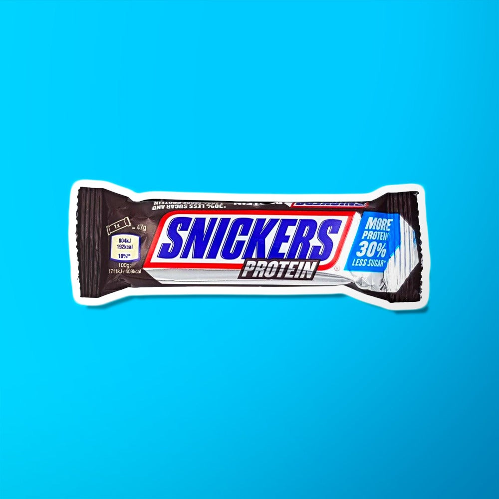 Un emballage marron foncé sur fond bleu avec au centre écrit « Snickers » en bleu et en bas il est écrit « Protein »