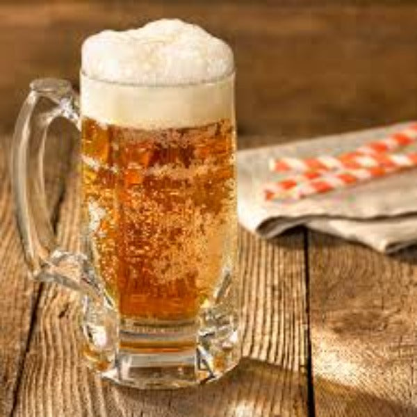Une chope de bière sur une table en bois avec à l'arrière une serviette en tissu grise