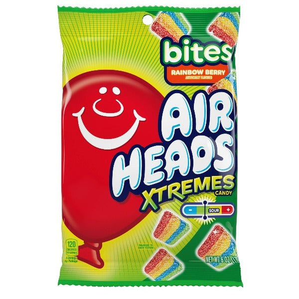 Un paquet vert sur fond blanc avec un ballon rouge qui sourit. Sur le côté droit, il y a des bonbons qui tombent du ciel avec comme couleur ; rouge, orange, jaune, bleu, vert