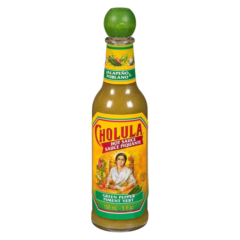 Une bouteille en verre avec une sauce verte et des étiquettes jaunes et vertes avec un piment vert, un poivron vert et une cuisinière en blouse blanche. Le tout sur fond blanc