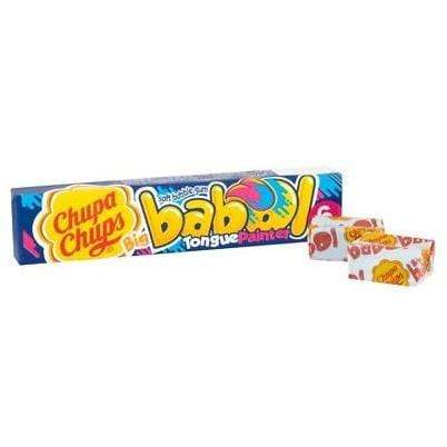 Un emballage bleu foncé avec des traces de peintures bleu et rose, une écriture jaune et un langue bleu sur le O. Le tout sur fond blanc avec 2 bonbons devant dans leur emballages