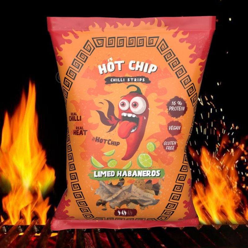Un emballage rouge et orange avec au centre un piment avec des yeux écarquillés et une bouche qui crache du feu et des petits morceaux de citrons verts . En bas, il y a une partie transparente avec des petits chips de forme rectangulaire et sur un fond noire avec des flammes de part et d’autre