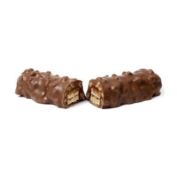 Une barre chocolatée coupée en 2 avec à l’intérieur du biscuits et du caramel, le tout sur fond blanc