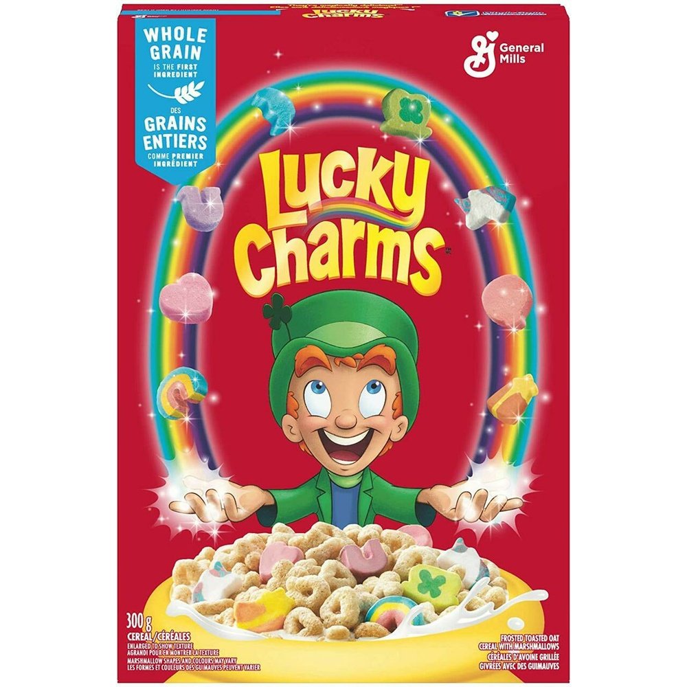 Un carton rouge sur fond blanc avec un bol jaune rempli de céréales et un petit lutin habillé en vert avec un arc-en-ciel au-dessus de lui avec plein de petits marshmallows colorés