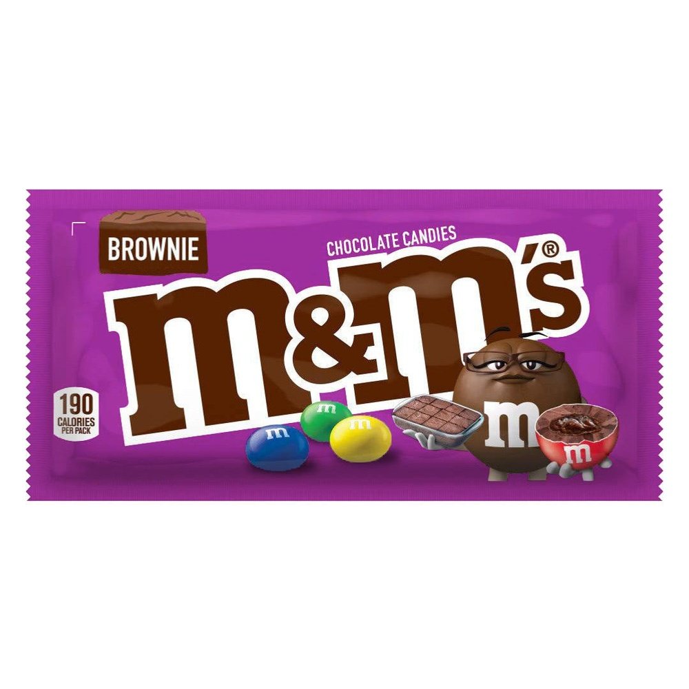 Un emballage mauve sur fond blanc avec un bonhomme M&M’s marron qui tient des brownies et un m&m’s coupé en 2