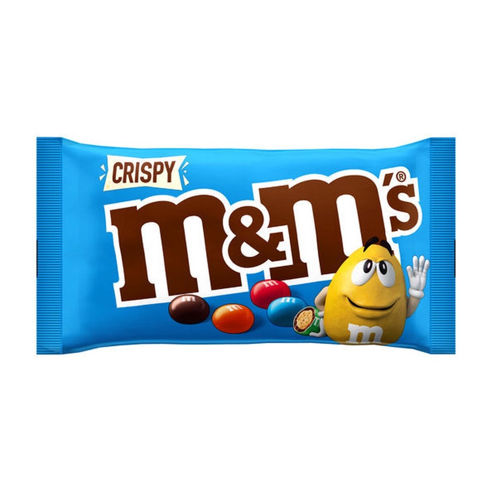 Un emballage bleu sur fond blanc avec un bonhomme M&M’s jaune qui tient un m&m’s crispy coupé en 2 