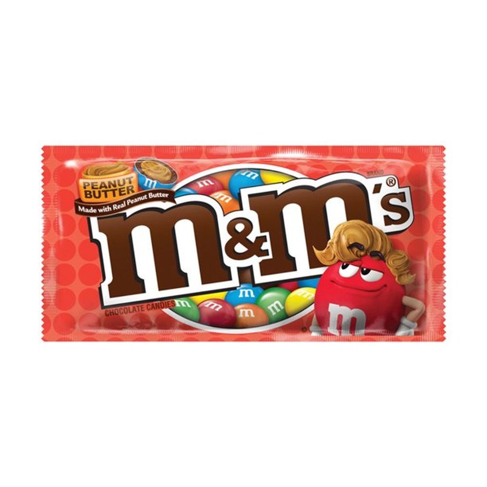 Un emballage rouge sur fond blanc avec à droite un bonhomme M&M’s rouge avec une coiffure brune de beurre de cacahuètes