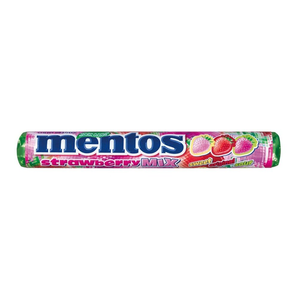 Un emballage long rose aux extrémités vertes avec 3 fraises dont une rouge et 2 rose et il est écrit « mentos » en bleu, le tout sur fond blanc