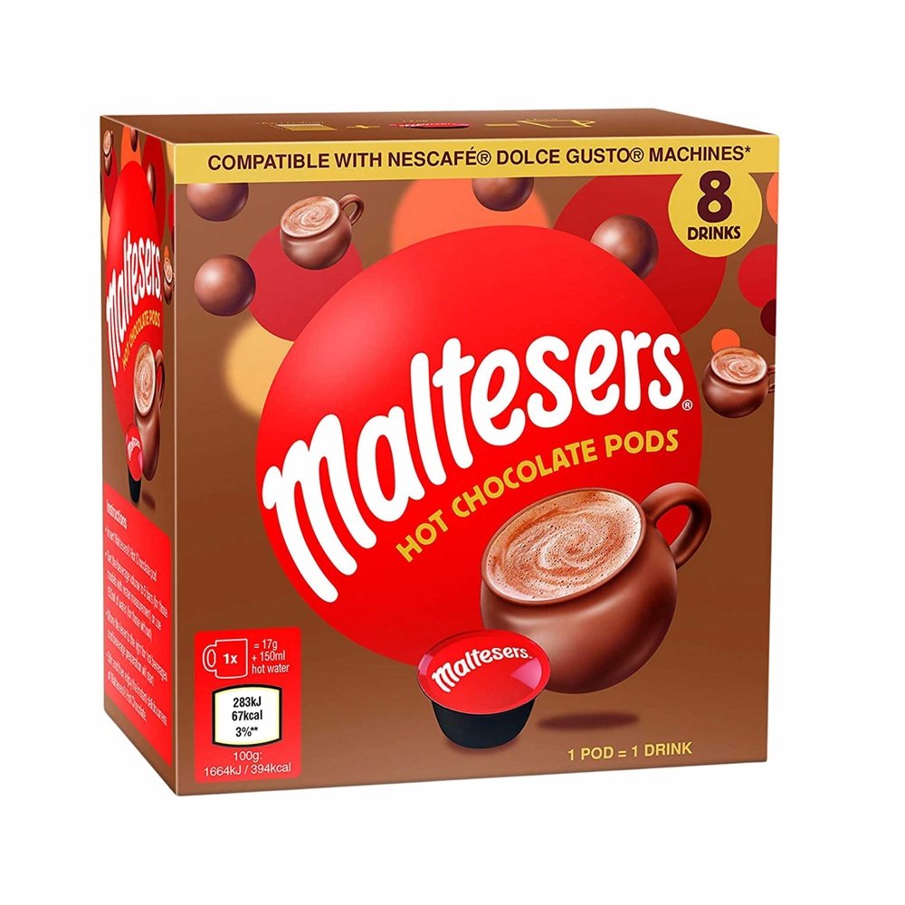 Un carton brun avec de petits Maltesers qui tombent du ciel. Sur le devant, il y a une capsule noir et rouge et à droite une grande tasse ronde avec du chocolat chaud le tout sur fond blanc