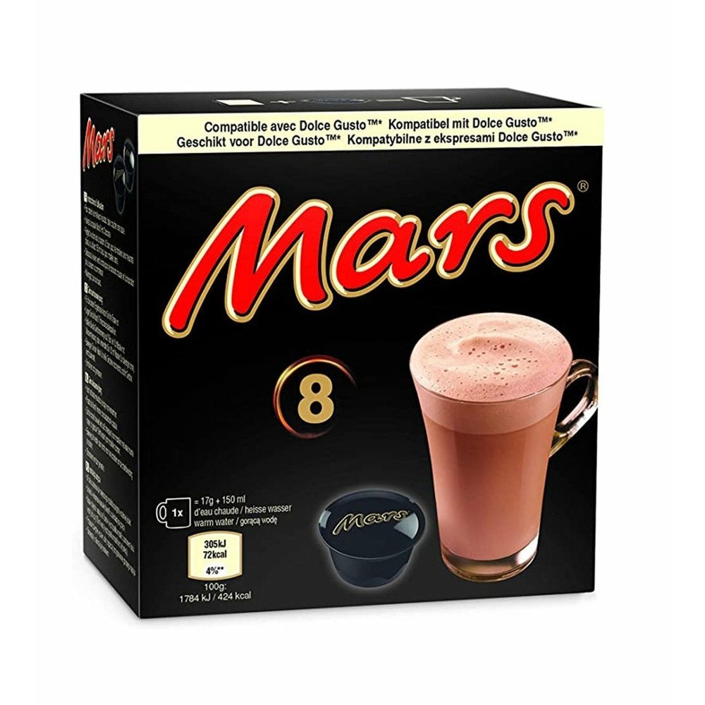 Un carton noir sur fond blanc avec écrit en grand « Mars » en rouge. Sur le devant, il y a une capsule Mars noir et à droite une grande tasse transparente avec du chocolat chaud