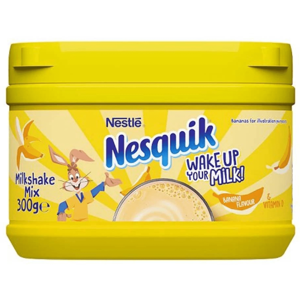 Un emballage jaune sur fond blanc, une étiquette jaune avec des bananes, à gauche un petit lapin en t-shirt jaune et rouge, au centre un verre d’un liquide jaune vu d’en haut