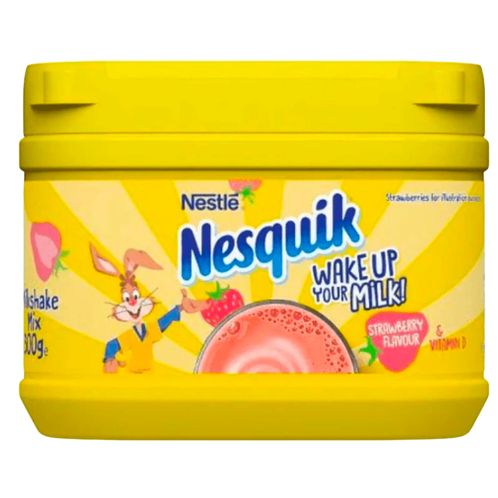 Un emballage jaune sur fond blanc, une étiquette jaune avec des fraises, à gauche un petit lapin en t-shirt jaune et rouge, au centre un verre d’un liquide rose vu d’en haut