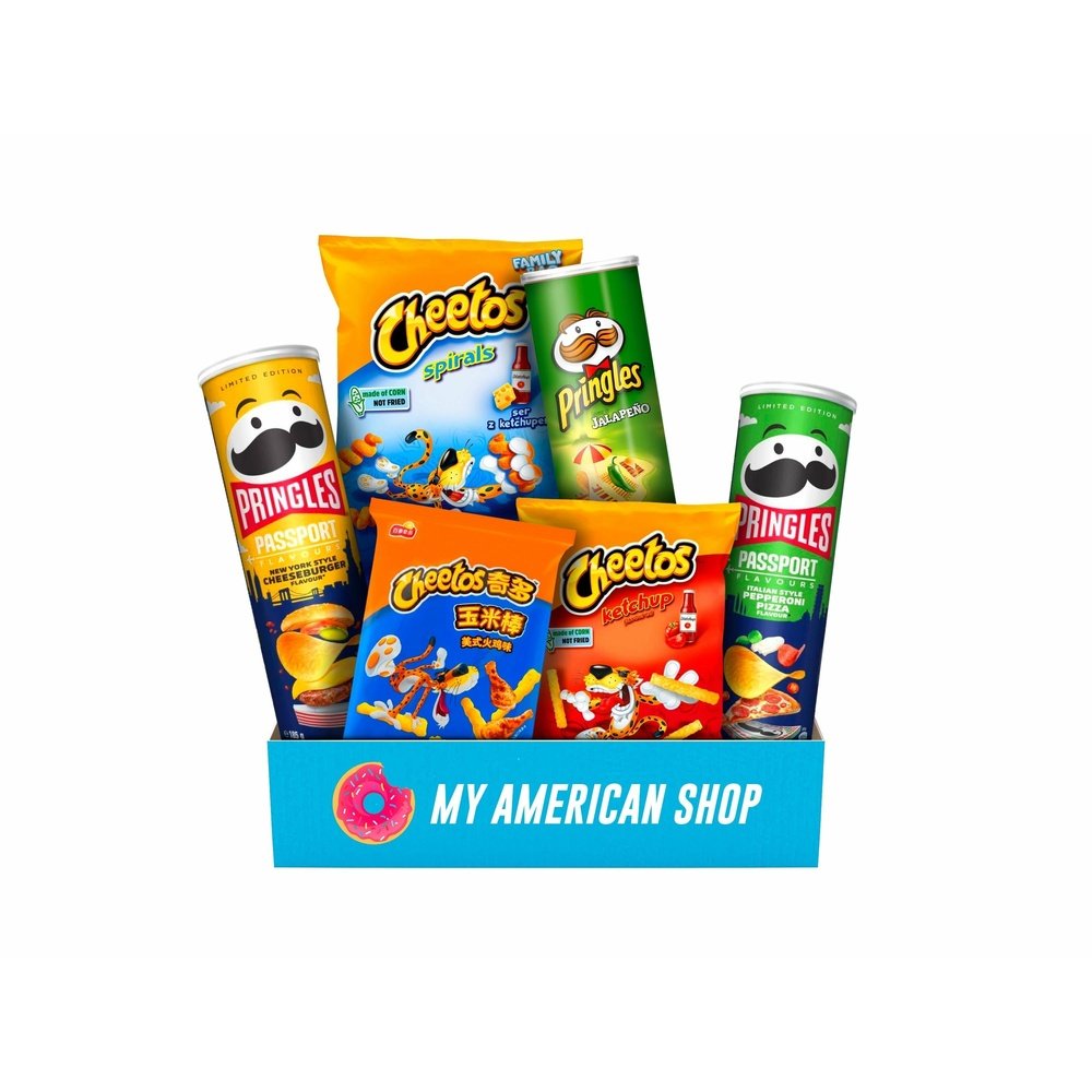 Un carton rectangulaire bleu sur fond blanc avec 8 paquets colorés de chips avec le haut orange ; Pringles, Cheetos