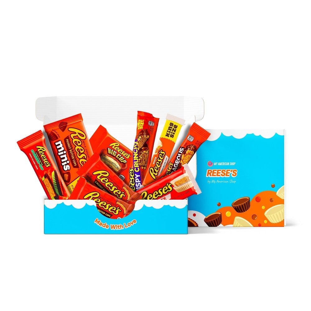 Un carton rectangulaire bleu sur fond blanc rempli de différents produits Reese’s et emballage rouge, à droite il y a le même carton fermé