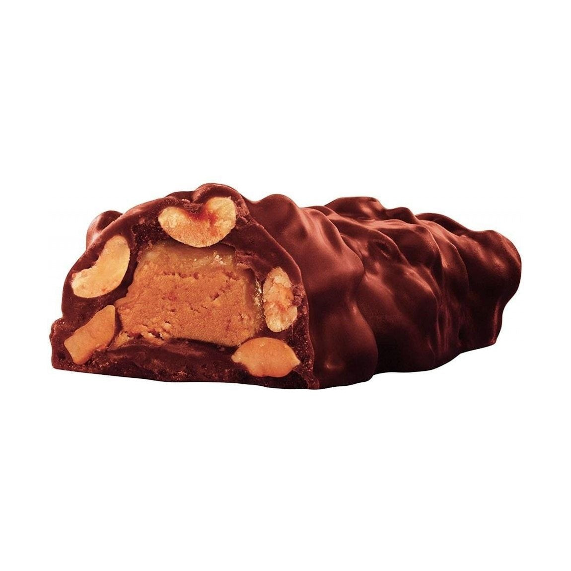 Une barre de chocolat coupé, il y a à l’intérieur du beurre de cacahuètes, caramel et des cacahuètes. Le tout sur fond blanc