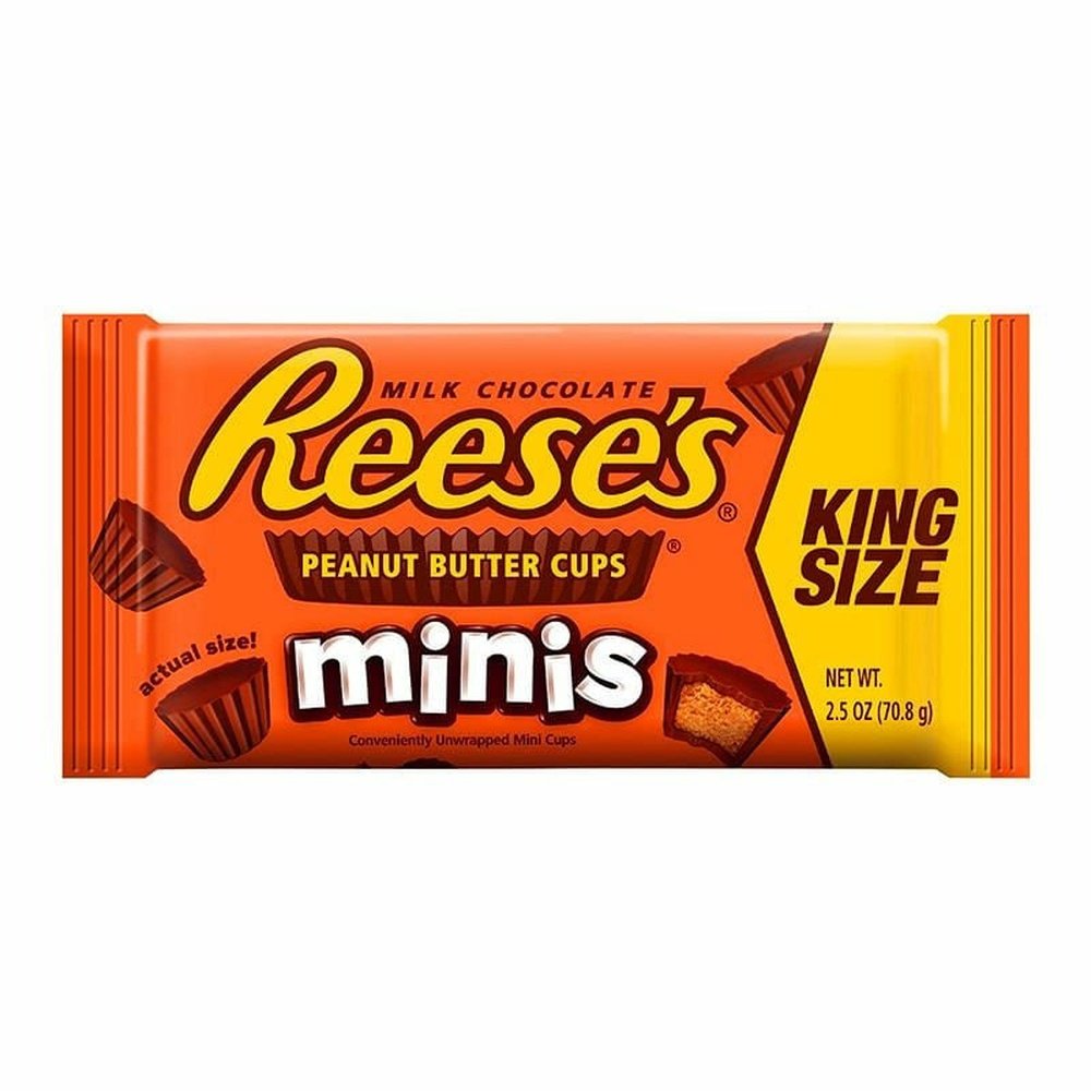 Un emballage orange sur fond blanc avec plein de chocolats en cup qui tombent du ciel, à droite il ya un zone jaune où il est écrit « King Size »
