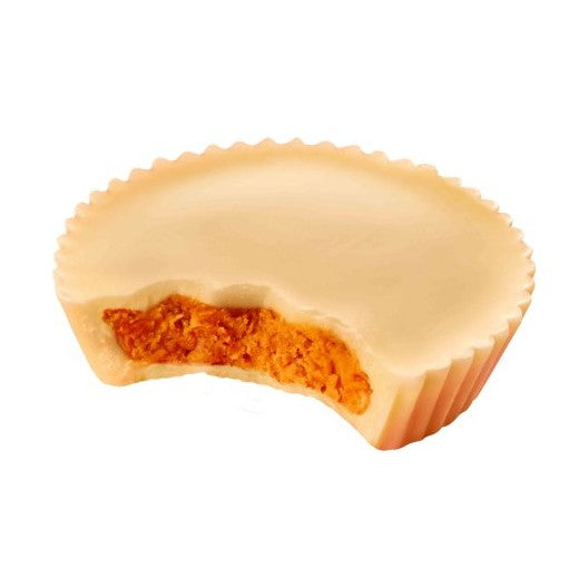 Un chocolat blanc en forme de cup, il est croqué et on y voit une pâte brune claire. Le tout sur fond blanc