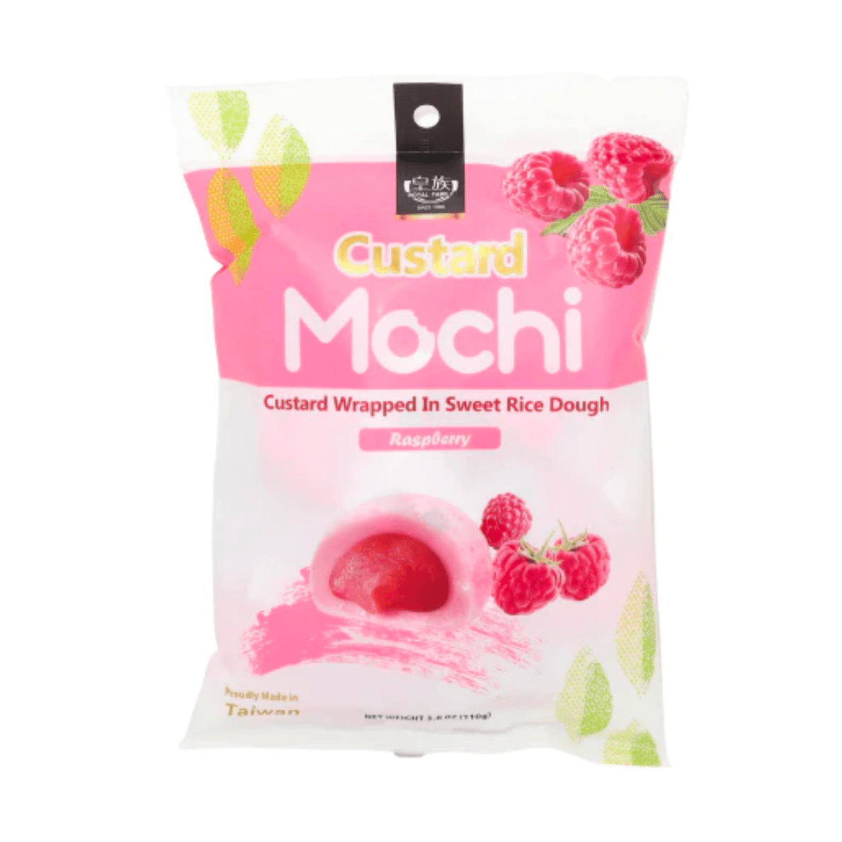Un emballage blanc et rose sur fond blanc avec au centre un mochi rose avec une crème rouge à l’intérieur, à l’arrière il y a des framboises