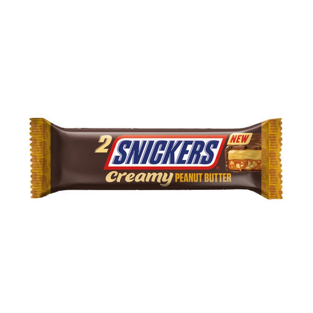 Un emballage marron sur fond blanc avec au centre écrit « Snickers » en bleu et sur le côté droit il y a une barre chocolatée coupée, on y voit du caramel et du biscuit