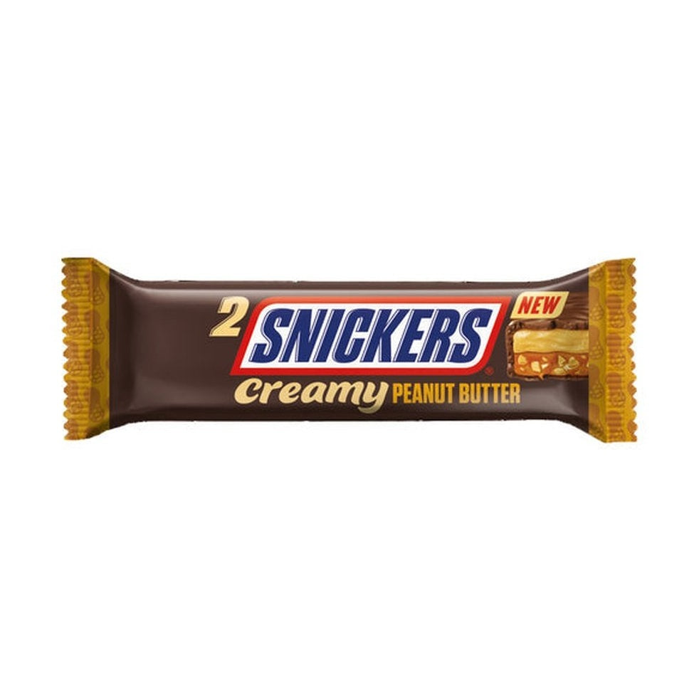 Un emballage marron sur fond blanc avec au centre écrit « Snickers » en bleu et sur le côté droit il y a une barre chocolatée coupée, on y voit du caramel et du biscuit