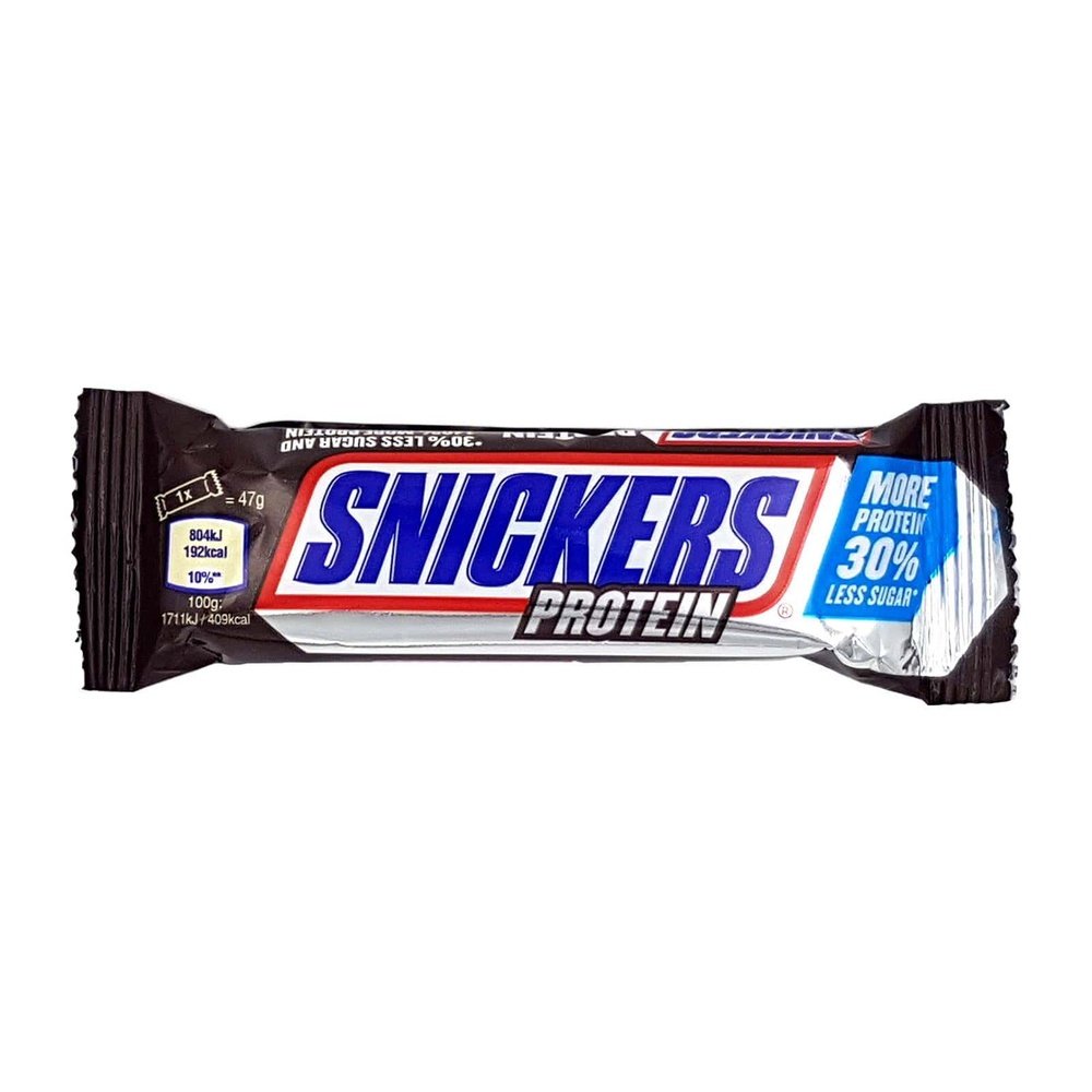 Un emballage marron foncé sur fond blanc avec au centre écrit « Snickers » en bleu et en bas il est écrit « Protein »