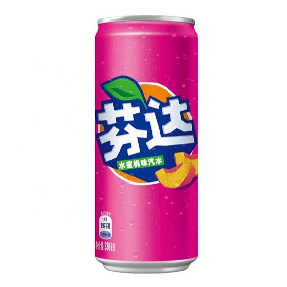 Une grande canette rose sur fond blanc avec le logo Fanta et 2 morceaux de pêches sur le côté droit