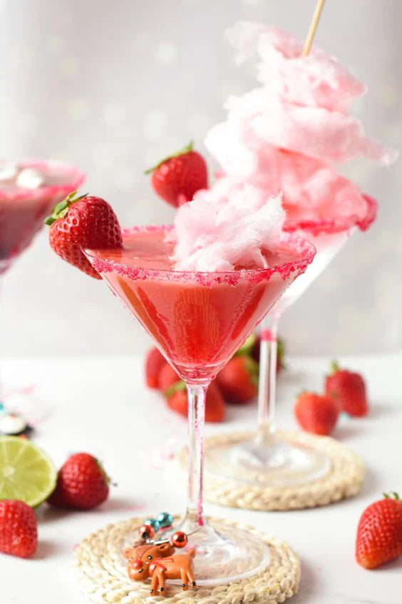 Cocktail à la barbe à papa rouge dans un verre avec une fraise