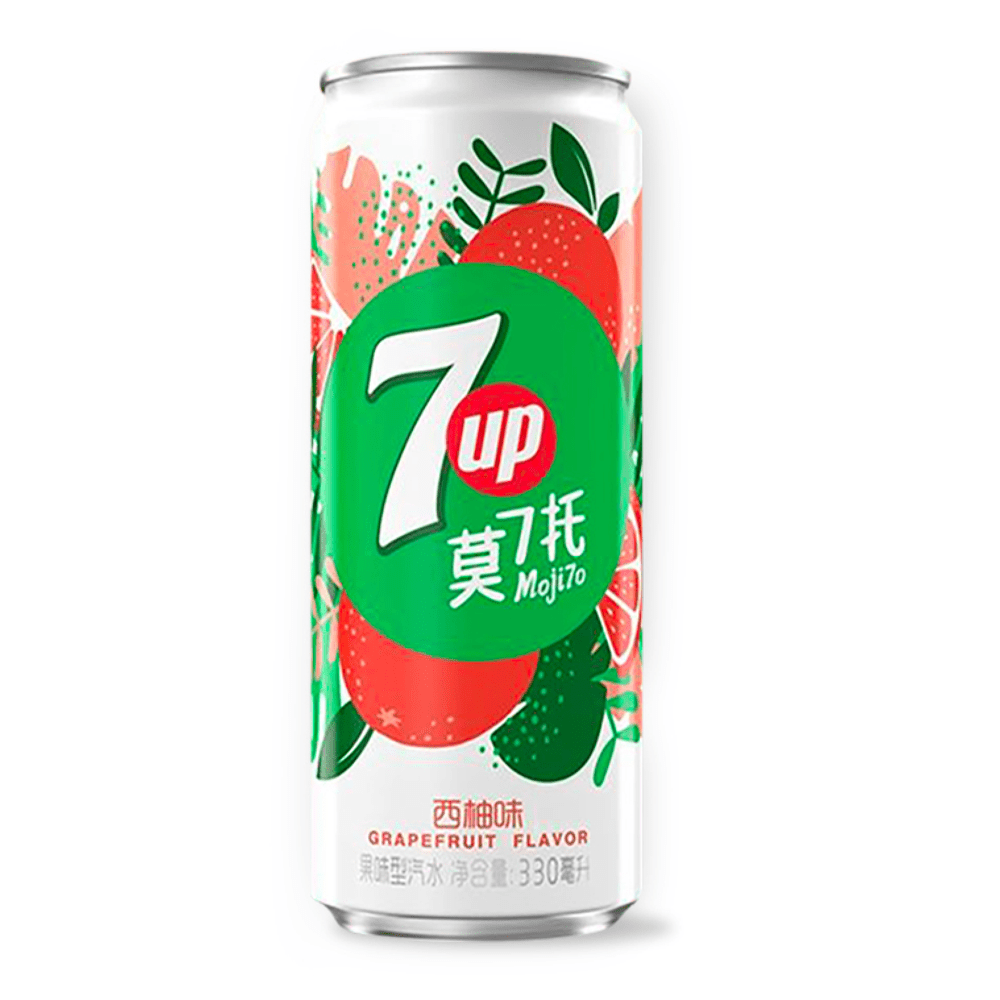 Une longue canette blanche sur fond blanc avec le logo 7Up en grand au milieu sur un rond vert. Tout autour il y a des motifs de pamplemousses rouges et des feuilles vertes
