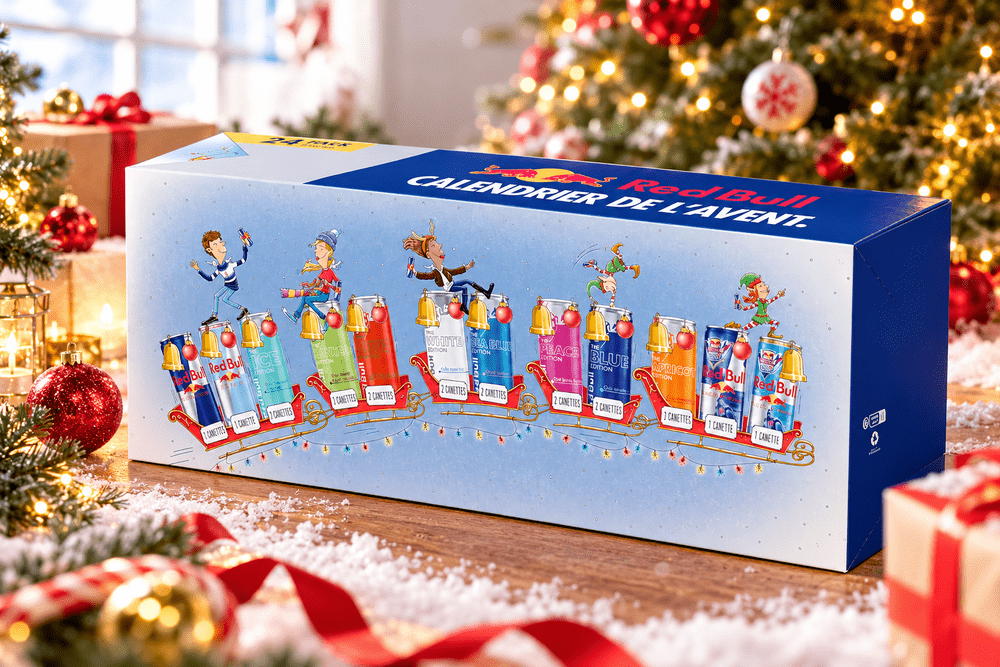 Calendrier de l'Avent Red Bull 2026 présenté dans un décor de Noël avec des décorations festives