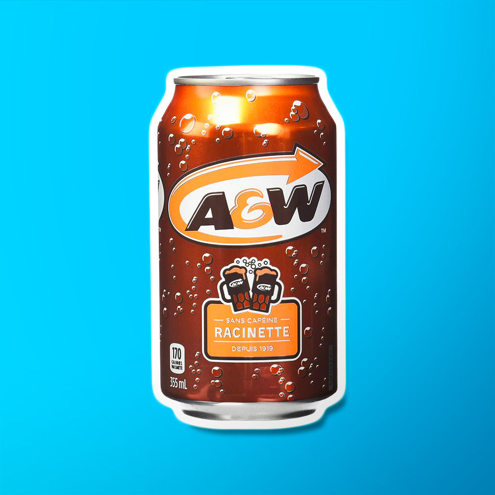 Une canette brune sur fond bleu avec des bulles, au centre le logo « A&W » entouré de blanc. En-dessous 2 choppes de bières 