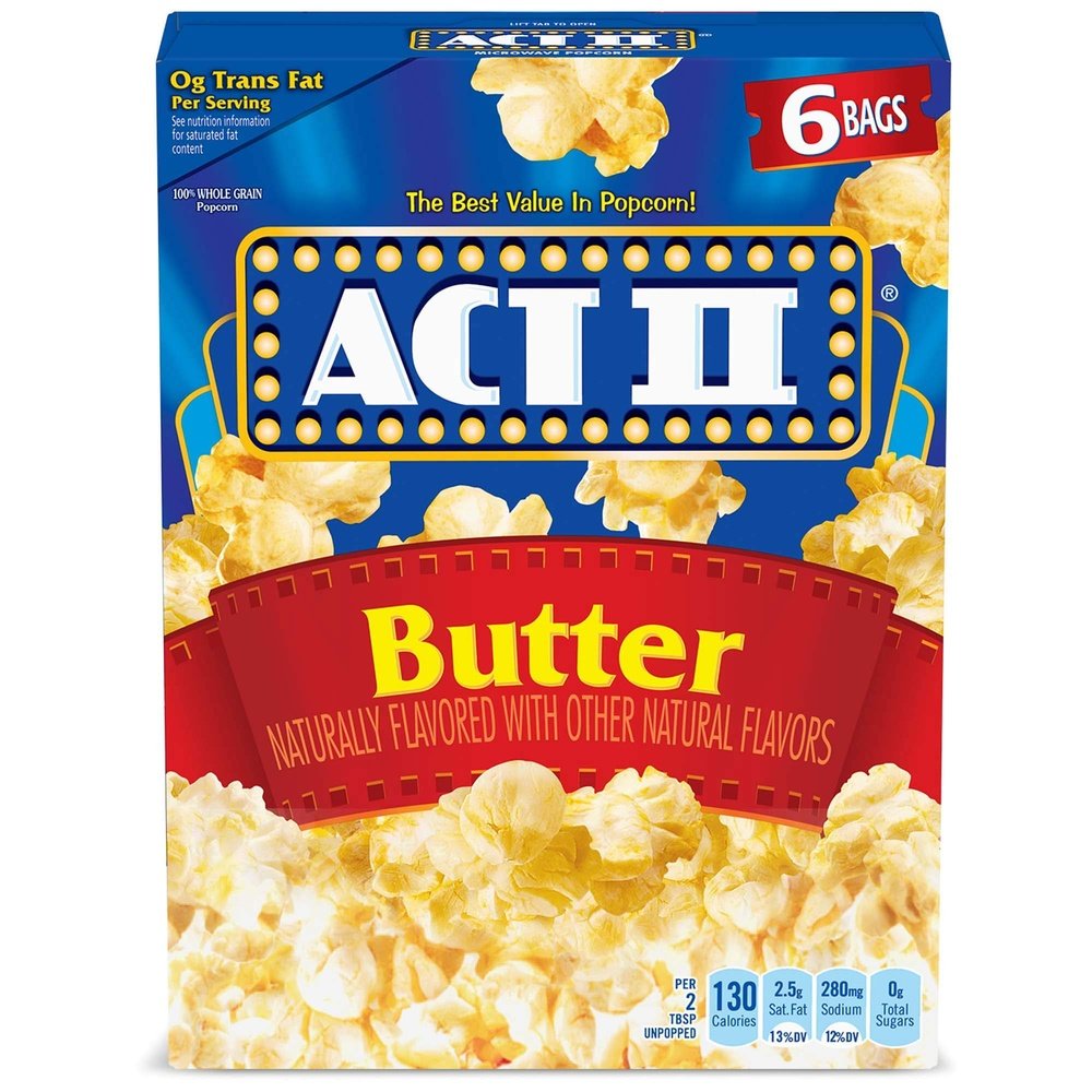 Un emballage bleu sur fond blanc avec plein de popcorns jaunes et au centre une pancarte jaune "Butter"