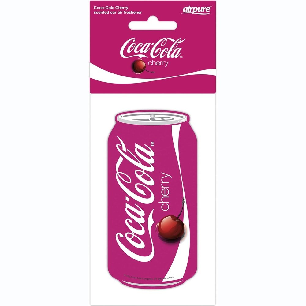 Un emballage avec un Coca Cherry mauve sur fond blanc avec une cerise rouge dessus et au-dessus de la zone blanche, il y a une étiquette mauve 