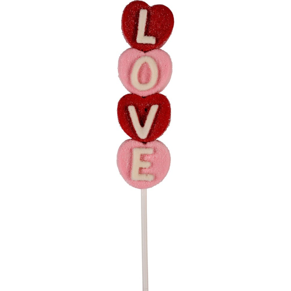4 marshmallows les uns sur les autres, en forme de coeur de couleur rouge et rose sur chacun des coeurs une lettre qui formera le mot LOVE. Le tout sur un bâton blanc et sur fond blanc