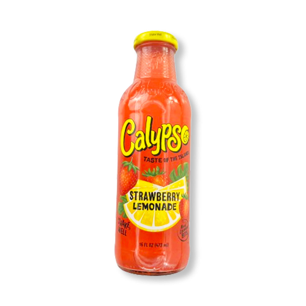 Une bouteille en verre transparente d’une boisson rouge sur fond blanc avec un couvercle jaune et une étiquette avec des grandes tranches de citron et des fraises
