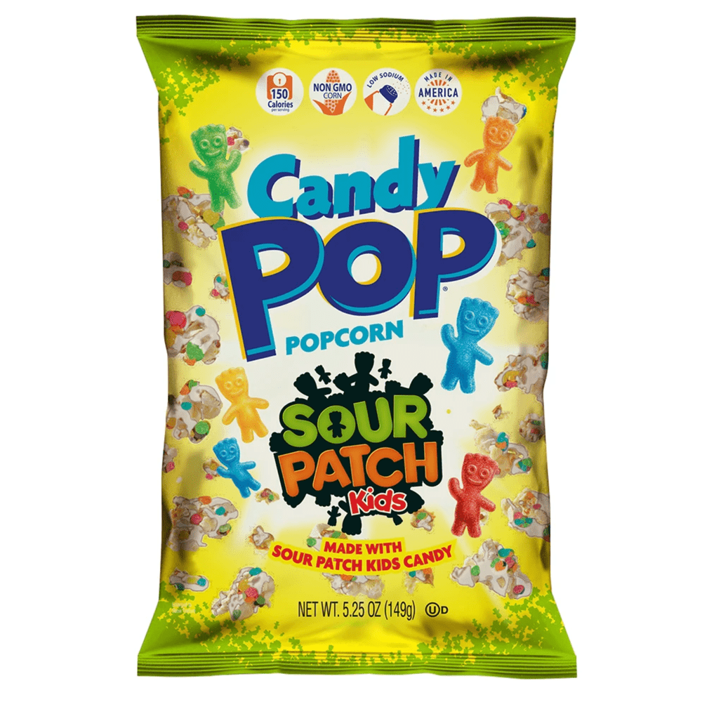 Un paquet jaune et vert sur fond blanc avec plein de popcorn avec des bonbons colorés et 6 bonhommes sourpatch de différentes couleurs