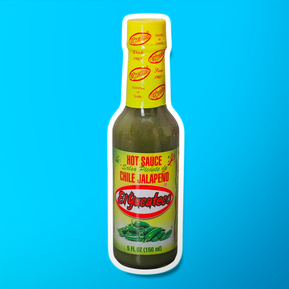 Une bouteille en verre avec de la sauce verte et une étiquette jaune au centre et sur le haut avec plusieurs longs piments verts, le tout sur fond bleu