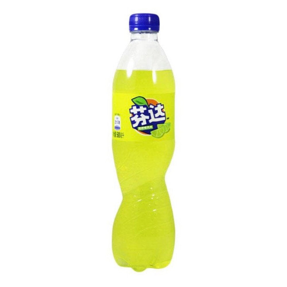 Une bouteille transparente avec une boisson verte fluo, un capuchon bleu et une étiquette avec des citrons verts, le tout sur fond blanc
