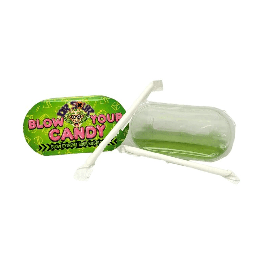 A gauche l’emballage vert avec un monsieur aux cheveux verts et à droite, l’emballage transparent avec un liquide gluant vert et devant 2 pailles blanches. Le tout sur fond blanc