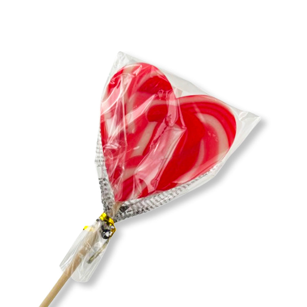 Une sucette rouge et blanche en forme de coeur avec son sachet transparent et un bâton en bois, le tout sur fond blanc