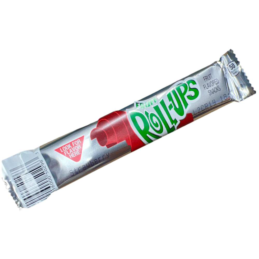 Un emballage gris argenté sur fond blanc avec au centre un bonbon rouge enroulé sur lui-même et écrit « Fruit Roll-ups » vert