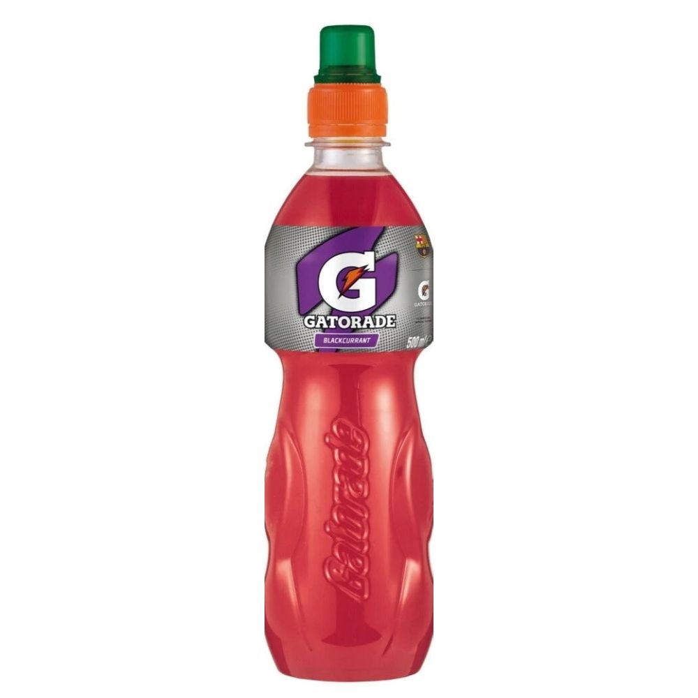 Une bouteille transparente remplie d’une boisson rouge avec un capuchon vert-orange et une étiquette grise avec le logo Gatorade blanc et mauve, le tout sur fond blanc