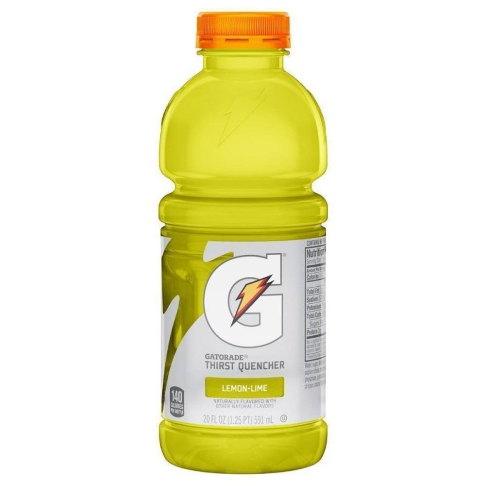 Une bouteille transparente sur fond blanc, qui dévoile une boisson jaune. Sur l’étiquette grise, il y a le logo qui est un grand « G » avec un éclair orange