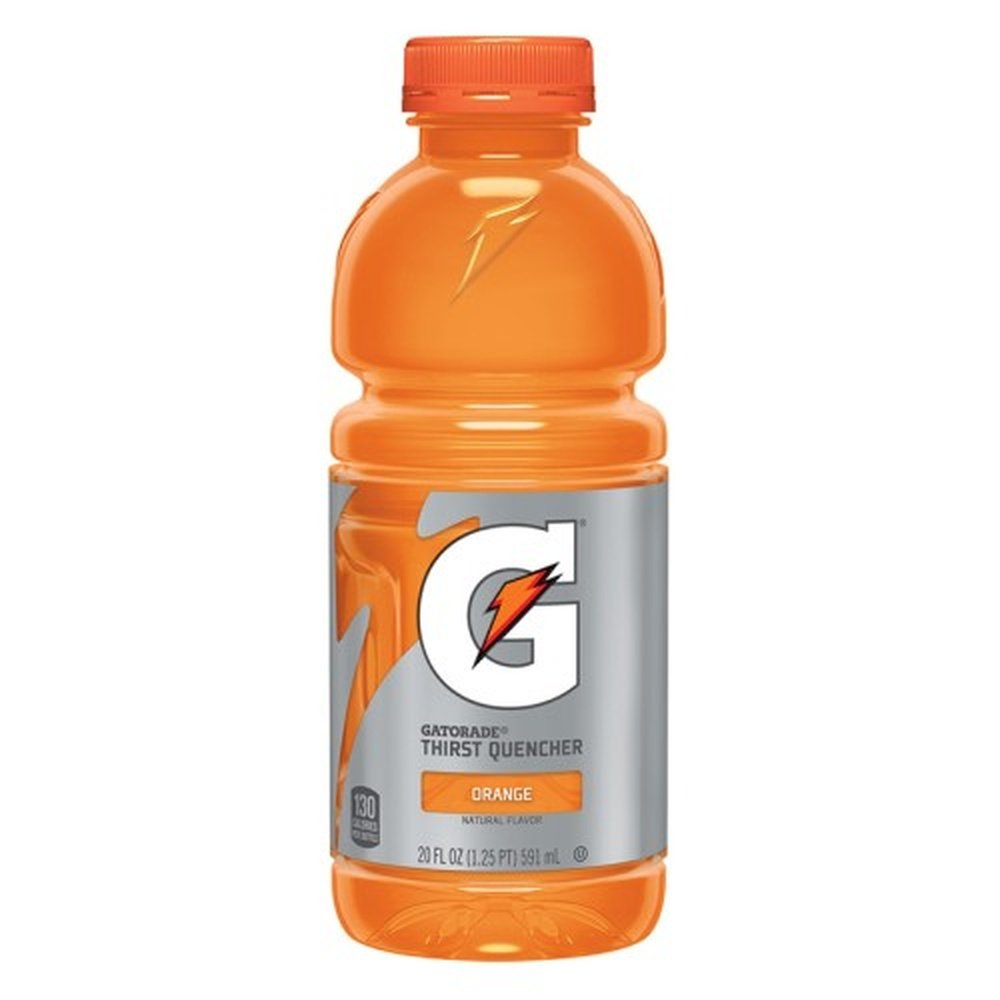 Une bouteille transparente remplie d’une boisson orange avec un capuchon orange et une étiquette grise avec le logo qui est un grand « G » blanc avec un éclair orange, le tout sur fond blanc